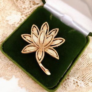 Vintage Avon Brushed Gold Tone Lotus Flower Brooch Precious Pretenders Plant Pin